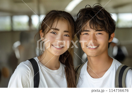 白いTシャツを着て微笑むz世代の男女のポートレート　AI生成画像 114736676