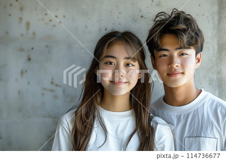 白いTシャツを着て微笑むz世代の男女のポートレート　AI生成画像 114736677