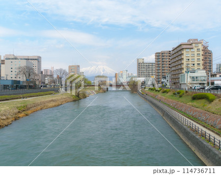 晴天に開運橋から岩手山を望む 晴天に開運橋から岩手山を望む 114736711