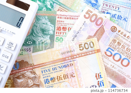 香港の通貨、香港ドル(HKD)の紙幣と電卓 香港の通貨、香港ドル(HKD)の紙幣と電卓 114736734