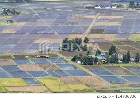 初夏の会津盆地の風景と只見線の列車　蓋沼からの俯瞰　福島県会津美里町 114736830
