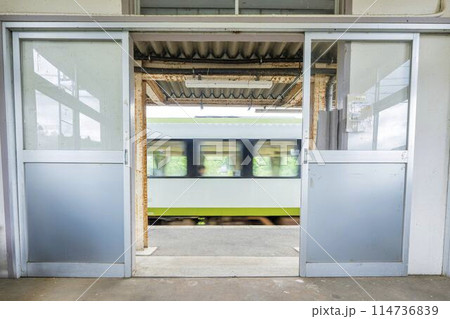 停車直前の磐越西線の列車 福島県西会津町 停車直前の磐越西線の列車 福島県西会津町 114736839