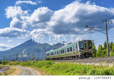 初夏の磐梯山と磐越西線の列車　福島県猪苗代町 114736843