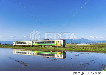 磐梯山と会津盆地の水田地帯を走る只見線の列車　福島県会津美里町 114736845