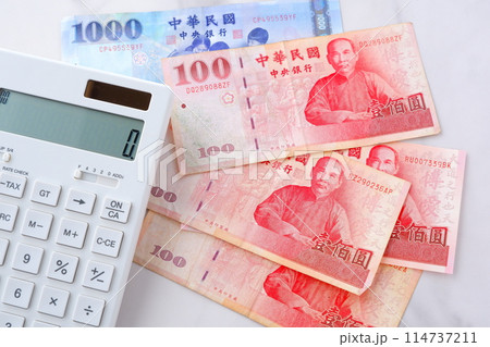 中華民国（台湾）の通貨、新台湾ドルTWDの紙幣と電卓の写真素材