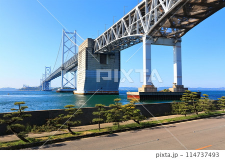 【香川県】瀬戸大橋記念公園から見た春の瀬戸大橋 114737493