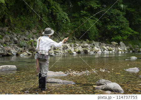 初夏の渓流で釣りをする男性 114737755