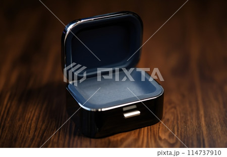 Open empty jewelry box mockup. Template for bijouterie sale advertisement. 114737910