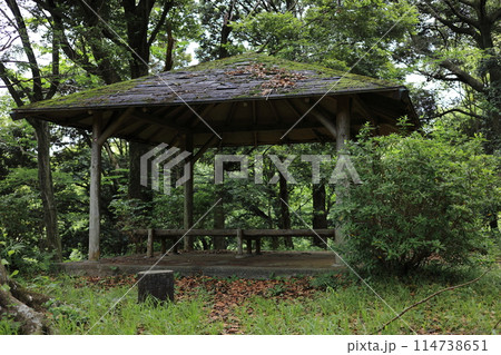 廃れた公園の東屋 2 114738651