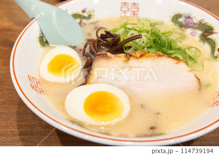 おいしい九州のとんこつラーメン 114739194