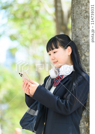 スマホを持つ女子高生 ヘッドフォン スマホを持つ女子高生 ヘッドフォン 114739331