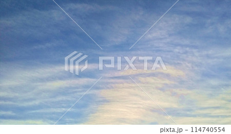 広大な青空と雲のテクスチャ 114740554