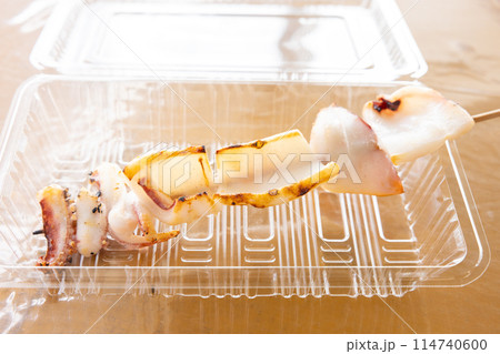 おいしい剣先イカの串焼き 114740600