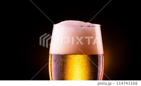 冷えたビールと泡のクローズアップ 114743108