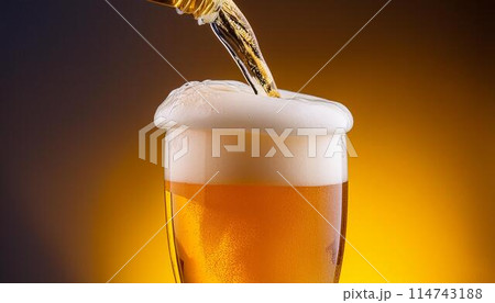 ジョッキにビールを注ぐ風景のクローズアップ 114743188