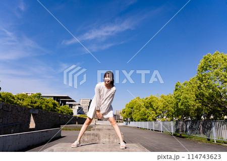 公園を歩く女性 114743623