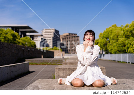 公園のベンチで寛ぐ女性 114743624