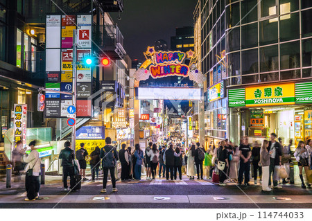 日本の東京都市景観 インバウンド…まるで外国…外国人観光客で大賑わいの原宿駅前=3月31日 日本の東京都市景観 インバウンド…まるで外国…外国人観光客で大賑わいの原宿駅前=3月31日 114744033