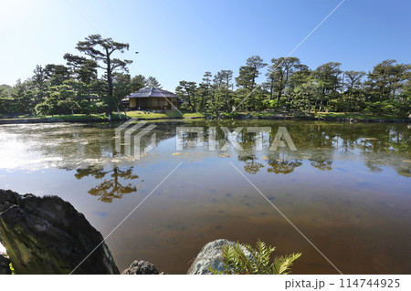 国指定文化財 養翠園(ようすいえん)の海水の池 大名庭園 徳川家 和歌山市 国指定文化財 養翠園(ようすいえん)の海水の池 大名庭園 徳川家 和歌山市 114744925