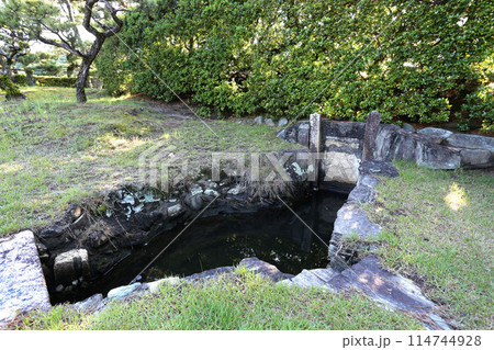 国指定文化財 養翠園(ようすいえん)の海水取水口 海水の池 大名庭園 徳川家 和歌山市 国指定文化財 養翠園(ようすいえん)の海水取水口 海水の池 大名庭園 徳川家 和歌山市 114744928
