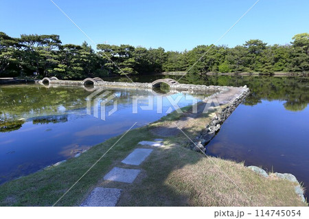 国指定文化財 養翠園(ようすいえん)の三ッ橋 海水の池 大名庭園 徳川家 和歌山市 国指定文化財 養翠園(ようすいえん)の三ッ橋 海水の池 大名庭園 徳川家 和歌山市 114745054