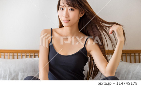 キャミソールの女性