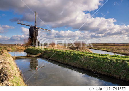 Windmill the Uitwijkse Molen near Sleeuwijk Windmill the Uitwijkse Molen near Sleeuwijk 114745275