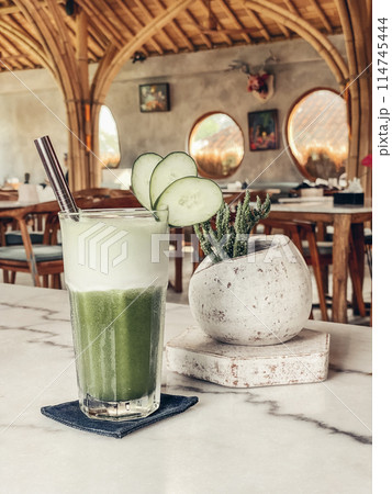 Green smoothie with cucumber in a glass 114745444