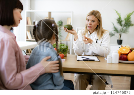 Experienced medical specialist giving advice on improving diet. 114746073