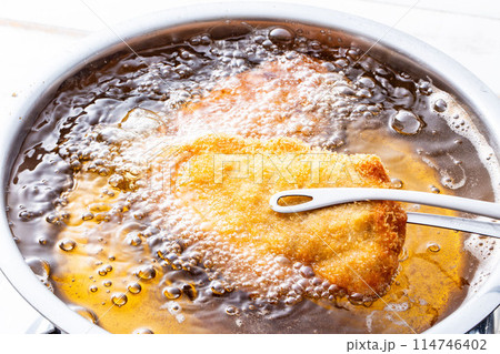 とんかつ調理中、揚げ物 114746402