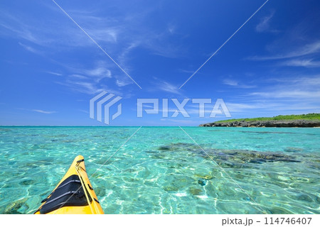 沖縄県新城島沖の海を漕ぎ進むシーカヤック 114746407