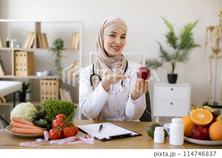 Muslim nutritionist including clients preferences about fruits into meal plan. Muslim nutritionist including clients preferences about fruits into meal plan. 114746837
