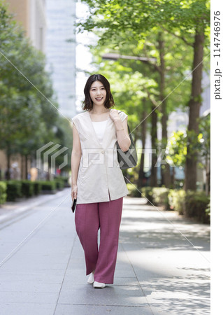 街を歩く30代の女性 114746976