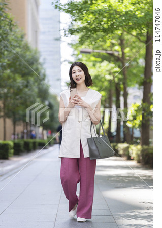 スマートフォンを持った30代の女性 スマートフォンを持った30代の女性 114747046