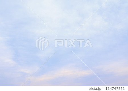早朝の薄曇り空 早朝の薄曇り空 114747251