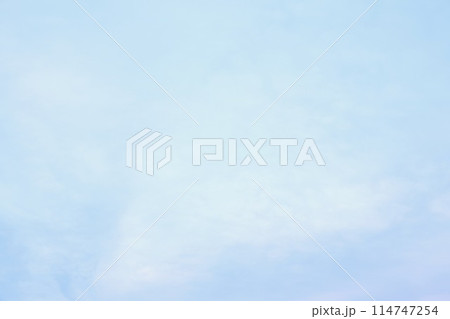 早朝の薄曇り空 早朝の薄曇り空 114747254