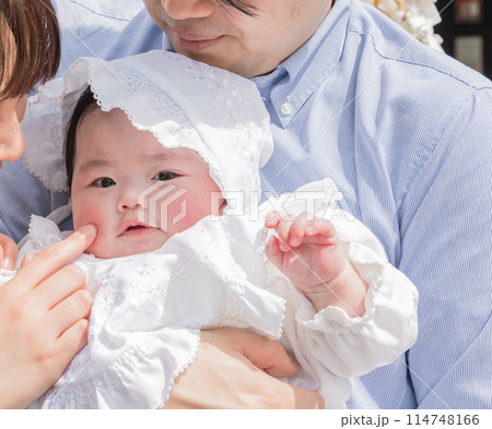 【両親とお宮参りの赤ちゃん】 【両親とお宮参りの赤ちゃん】 114748166