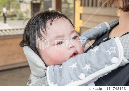 【母親に抱かれお宮参りの赤ちゃん】 114748168