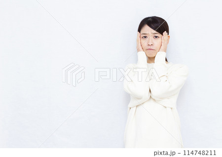 真剣に悩んでいる女性 114748211