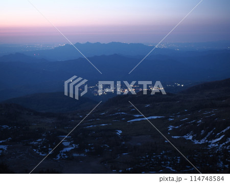 日の出前の草津温泉街と榛名山 1 日の出前の草津温泉街と榛名山 1 114748584