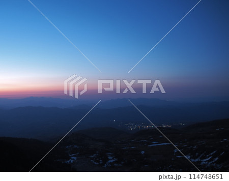 日の出前の草津温泉街と榛名山　5 114748651
