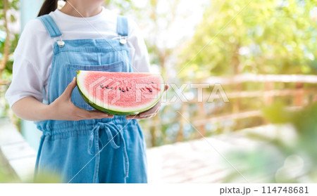 夏の日の思い出：スイカと女性 114748681