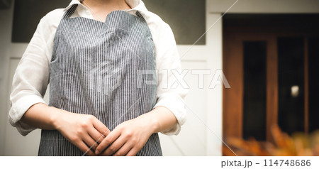 エプロンを着用した女性 エプロンを着用した女性 114748686