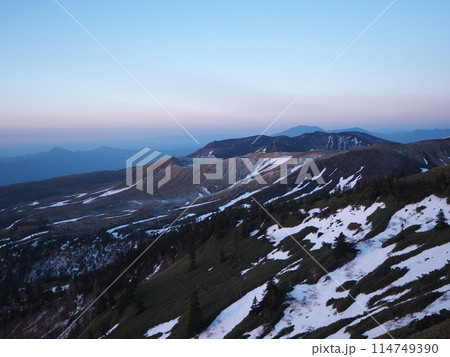 朝日を受ける残雪の草津白根山 1 朝日を受ける残雪の草津白根山 1 114749390