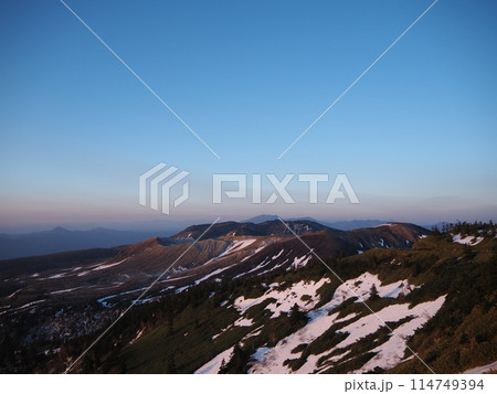 朝日を受ける残雪の草津白根山　5 114749394