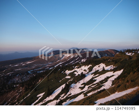 朝日を受ける残雪の草津白根山　6 114749395