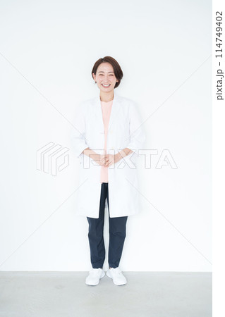 白衣の女性医師(白背景・白バック) 白衣の女性医師(白背景・白バック) 114749402