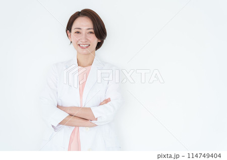 白衣の女性医師(白背景・白バック) 白衣の女性医師(白背景・白バック) 114749404