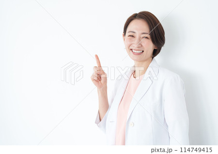 指差しする白衣の女性医師(白背景・白バック) 指差しする白衣の女性医師(白背景・白バック) 114749415
