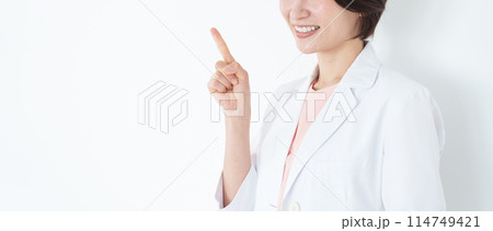 指差しする白衣の女性医師(白背景・白バック) 指差しする白衣の女性医師(白背景・白バック) 114749421